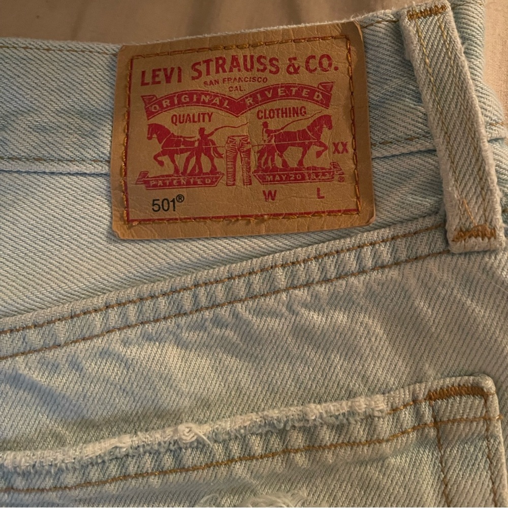 Levi’s light wash medium rise distressed shorts - Picture 3 of 4